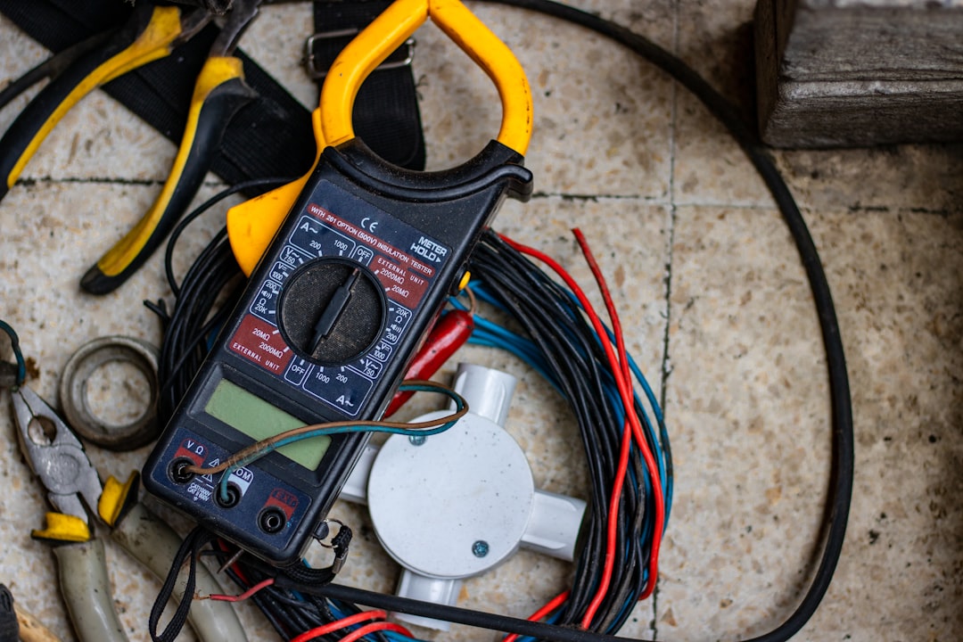 Pracovní prostor s elektrickými nástroji a multimetrem