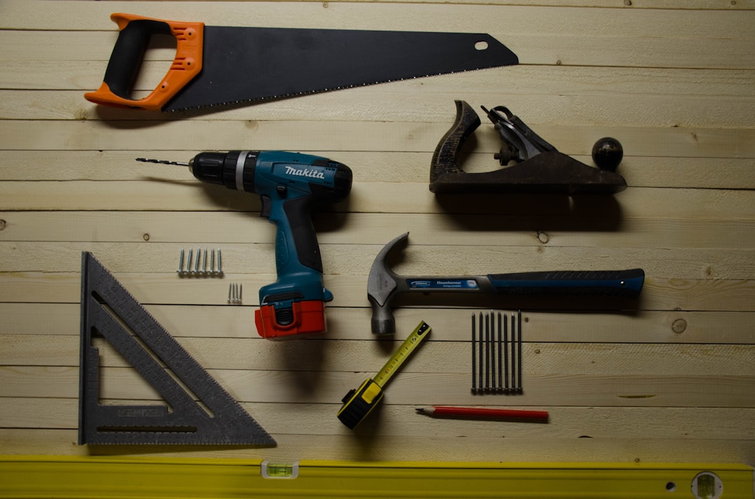 Řemeslné nástroje pro elektroinstalace